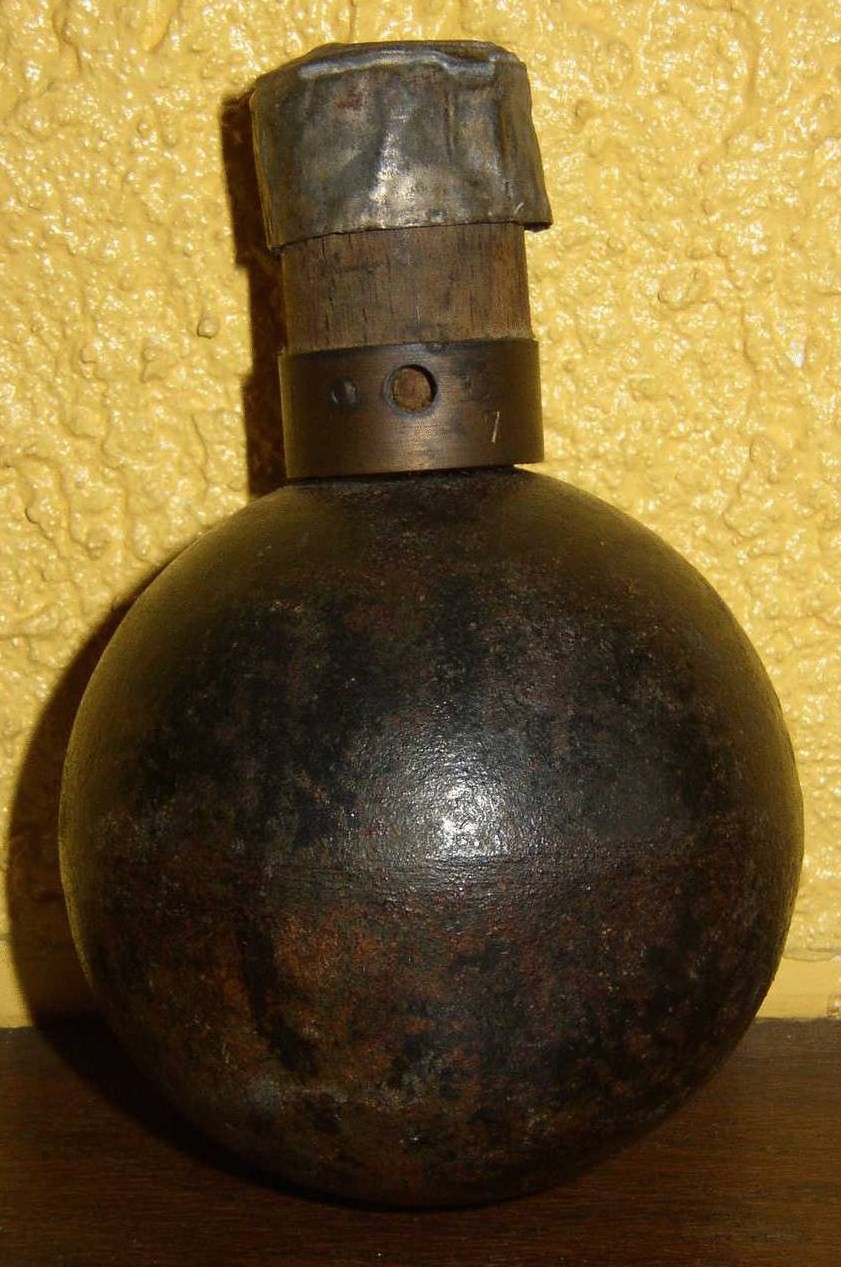 Grenade Modèle 1914 avec sa coiffe d'étain
